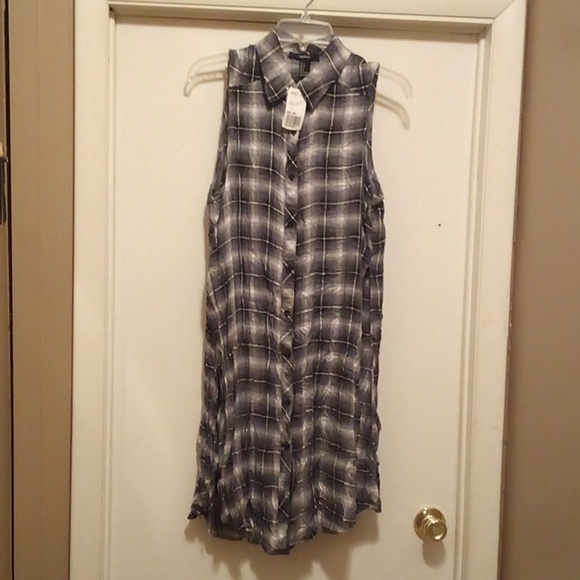 Forever 21 Tops - NWT - Forever 21 Long plaid button up top with side slits - size Large